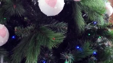 Noel, yeni yıl oyuncakları ve süslemeleri olan bir market. Şenlikli kış ticareti, alışveriş merkezinde, alışveriş merkezinde. İtalya