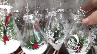 Noel, yeni yıl oyuncakları ve süslemeleri olan bir market. Şenlikli kış ticareti, alışveriş merkezinde, alışveriş merkezinde. İtalya