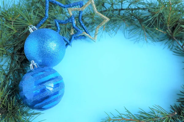 Weihnachten Hintergrund Aus Grünem Lametta Form Von Tannenzweigen Und Kugel — Stockfoto