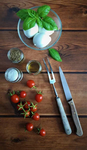 Mini Mozzarella Peyniri Fesleğen Yaprağı Vişneli Domates Caprese Salatası Ahşap — Stok fotoğraf