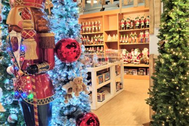 Noel, yeni yıl oyuncakları ve süslemeleri olan bir market..