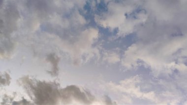 Akşamüstü gökyüzü beyaz ve gri bulutlarla.