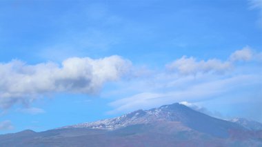 Kışın duman ve bulutlarla kaplı Etna Volkanı. Banne
