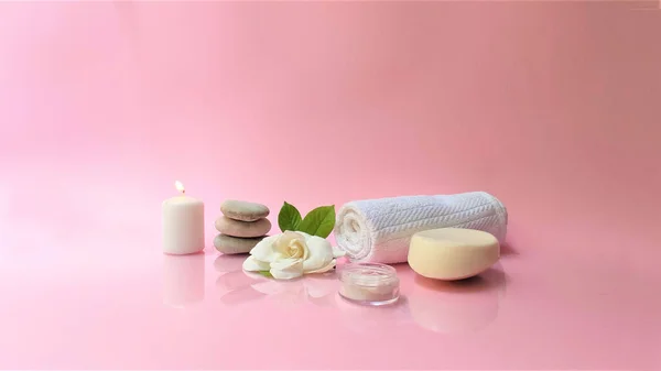 Pembe arka planda beyaz gardenya çiçekli spa ve spa arkaplan kompozisyonu. Banne.