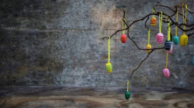 Ağaç dallarında Paskalya dekoratif yumurtalar. 