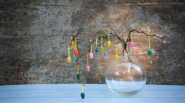 Ağaç dallarında Paskalya dekoratif yumurtalar. 