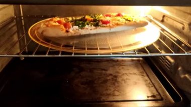 Ev yapımı lezzetli pizzalar fırında pişiyor. Mozzarella 'lı pizza, chileggi domates, roka. İtalyan yemeği fırında. Gıda arkaplanı