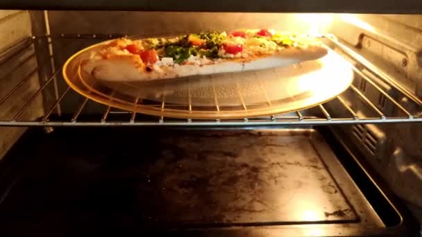 Вкусная Домашняя Пицца Духовке Пицца Моцареллой Помидоры Чилиджи Руккола Итальянская — стоковое видео