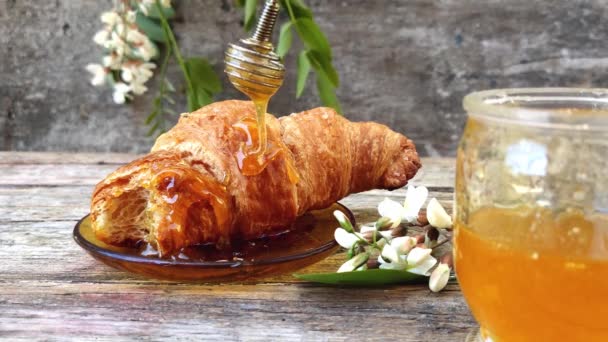 Akazienhonig Und Blühende Akazie Auf Holztisch Akazienhonig Akzienblüten Frisches Croissant — Stockvideo