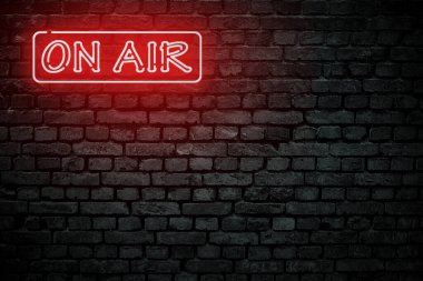 Canlı yayında. Radyo istasyonu bilgisi