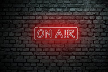 Canlı yayında. Radyo istasyonu bilgisi