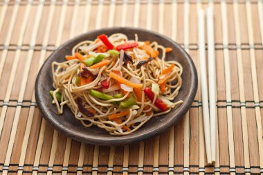 Çin noodle sebzeli