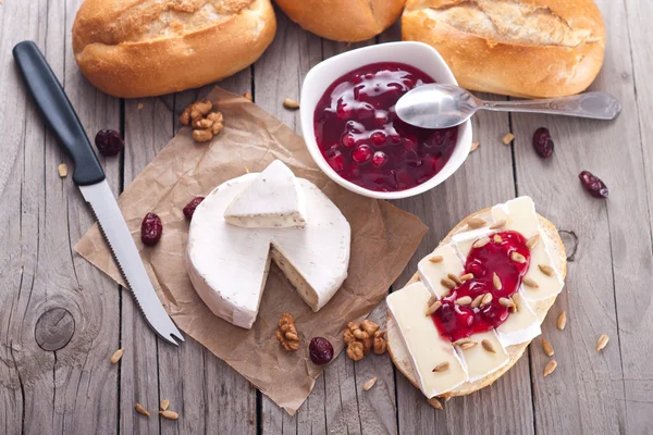 Brød servert med kamembert og tranebær . – stockfoto