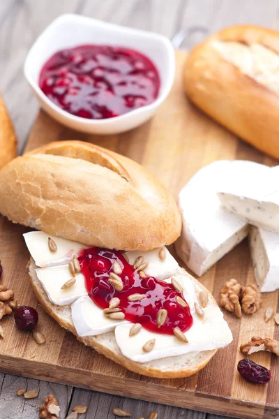 Brot mit Camembert und Preiselbeere. — Stockfoto