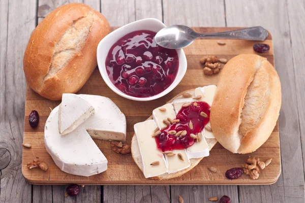 Bröd serveras med camembert och tranbär. — Stockfoto