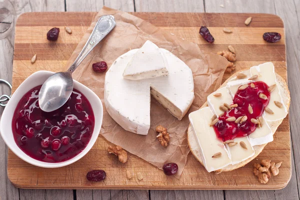 Bröd serveras med camembert och tranbär. — Stockfoto