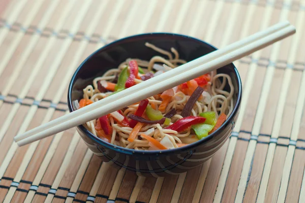 Macarrão de China com legumes . — Fotografia de Stock