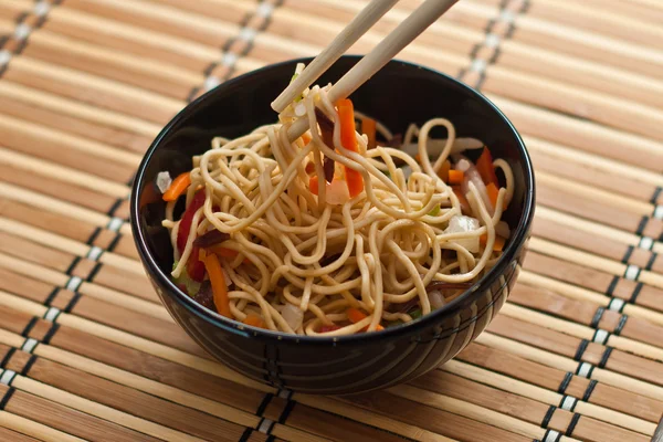 Macarrão de China com legumes . — Fotografia de Stock