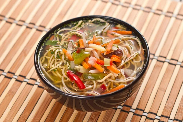 Sopa de China com macarrão e legumes — Fotografia de Stock