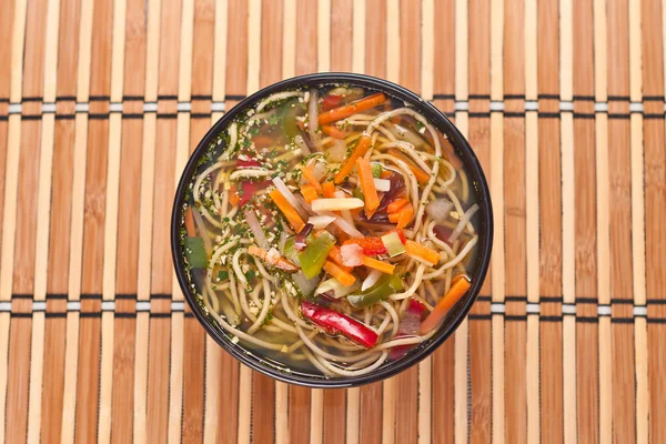 Sopa de China com macarrão e legumes — Fotografia de Stock