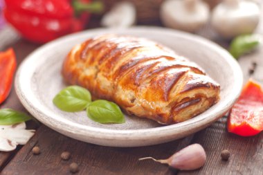 Fransız pasta içinde tavuk göğsü.