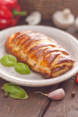 Fransız pasta içinde tavuk göğsü.