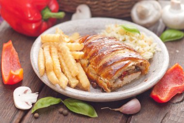 Fransız pasta içinde tavuk göğsü.