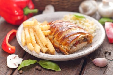 Fransız pasta içinde tavuk göğsü.