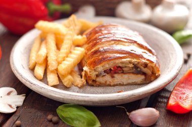 Fransız pasta içinde tavuk göğsü.