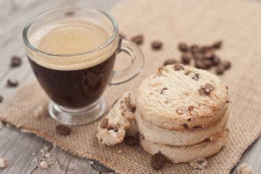 fincan espresso ve çikolatalı kurabiye.