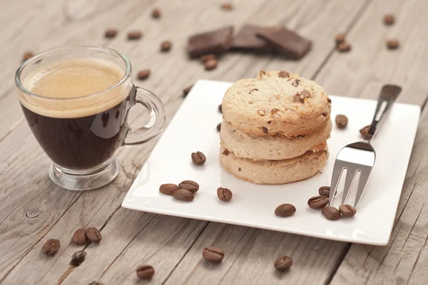 Cup of espresso and chocolate chip cookies. — Stock Photo, Image