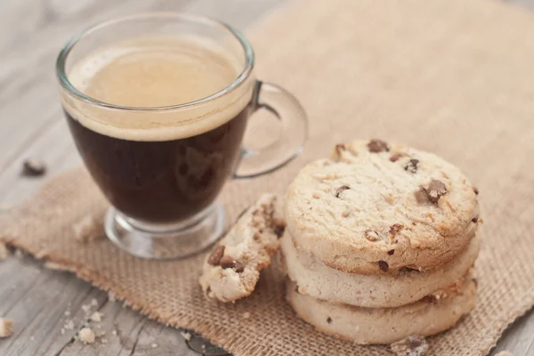 Cup of espresso and chocolate chip cookies. — Stock Photo, Image