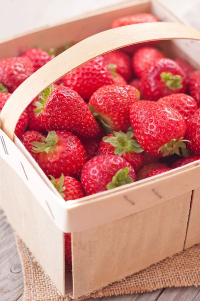 Korb mit Erdbeere. — Stockfoto