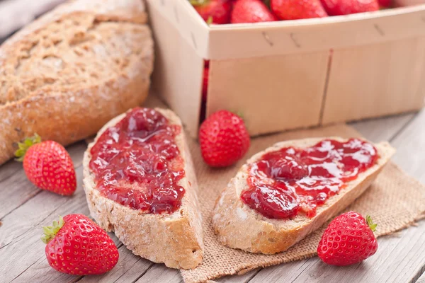 Dolce marmellata di fragole su fetta di pane . — Foto Stock