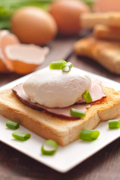 Läcker frukost. ägg benedict med skinka på toast. — Stockfoto