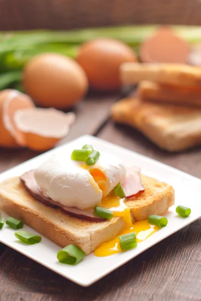 Läcker frukost. ägg benedict med skinka på toast. — Stockfoto