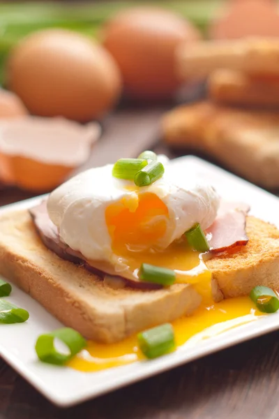 Läcker frukost. ägg benedict med skinka på toast. — Stockfoto