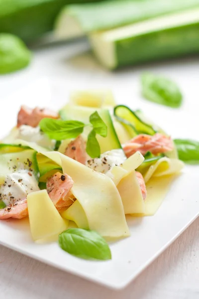 Massa fettuccina com salmão e zicchini — Fotografia de Stock