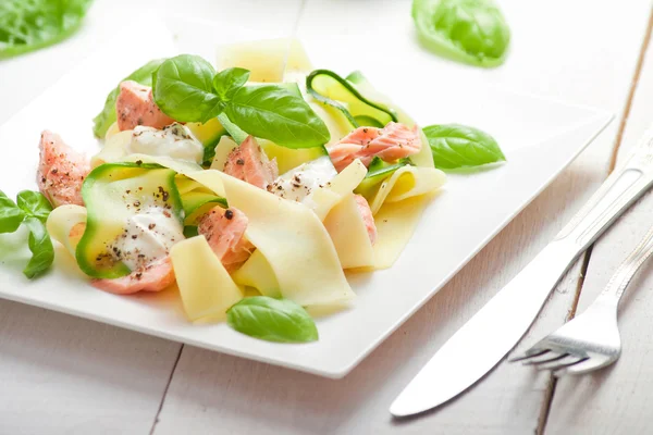 Massa fettuccina com salmão e zicchini — Fotografia de Stock