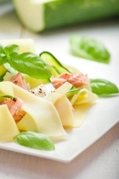 Massa fettuccina com salmão e zicchini — Fotografia de Stock