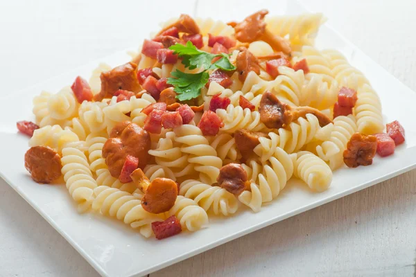 Pasta Fusilli con champiñones y tocino . — Foto de Stock