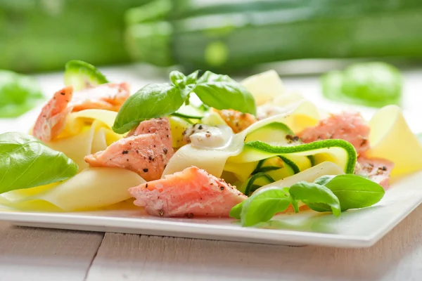 Massa fettuccina com salmão e zicchini — Fotografia de Stock