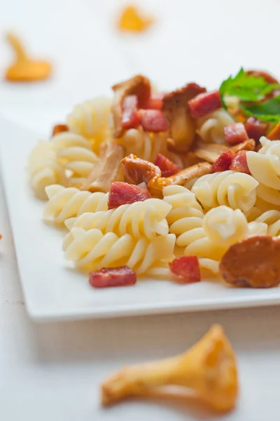 Těstoviny Fusilli s žampiony a slaninou. — Stock fotografie