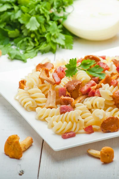 Těstoviny Fusilli s žampiony a slaninou. — Stock fotografie