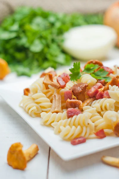 Fusilli pasta with mushrooms and bacon. — Stock Photo, Image