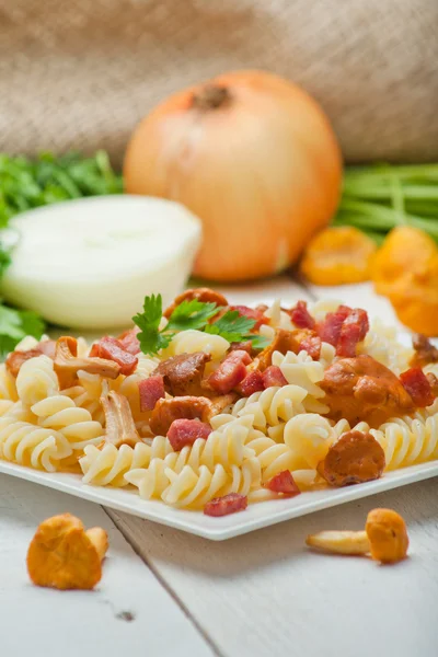 Pasta Fusilli con champiñones y tocino . — Foto de Stock