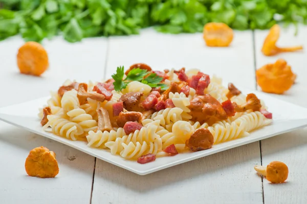 Fusilli pasta med svamp och bacon. — Stockfoto