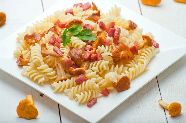 Pasta Fusilli con champiñones y tocino . — Foto de Stock