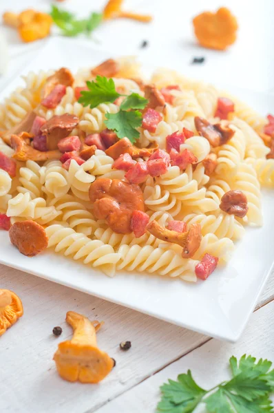 Pasta Fusilli con champiñones y tocino . — Foto de Stock