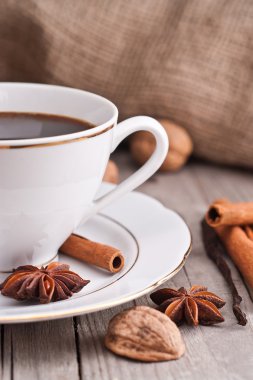 Porselen kahve Kupası tablo. Yıldız anason, cinn ile garnitür
